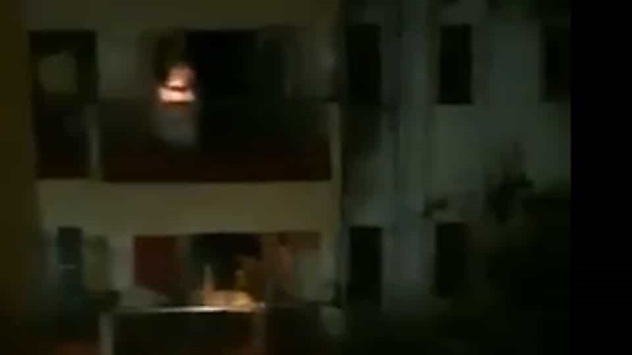 نمایش عجیب شهروند هندی روی بالکن!