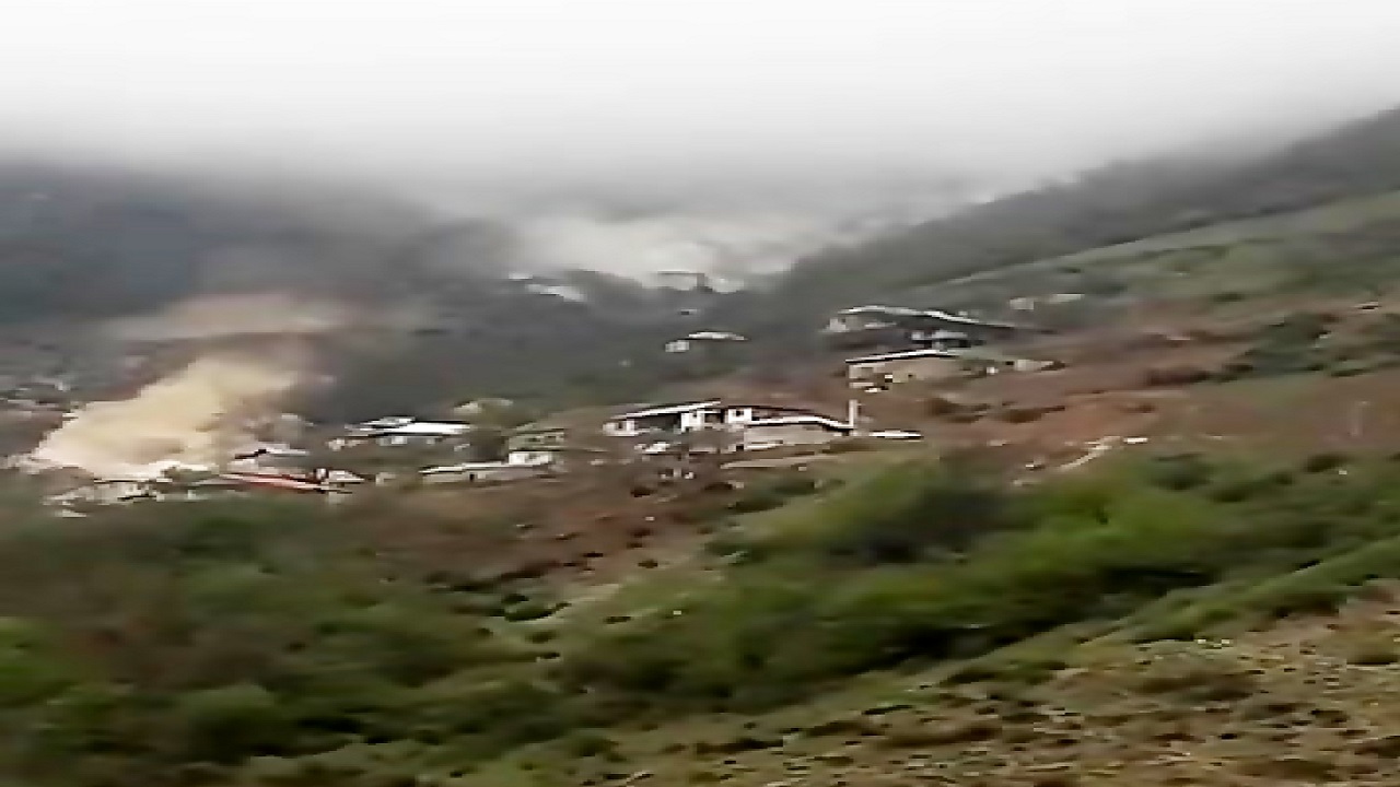 لحظه وحشتناک سقوط سنگ بزرگ در روستای پیت سرا + فیلم