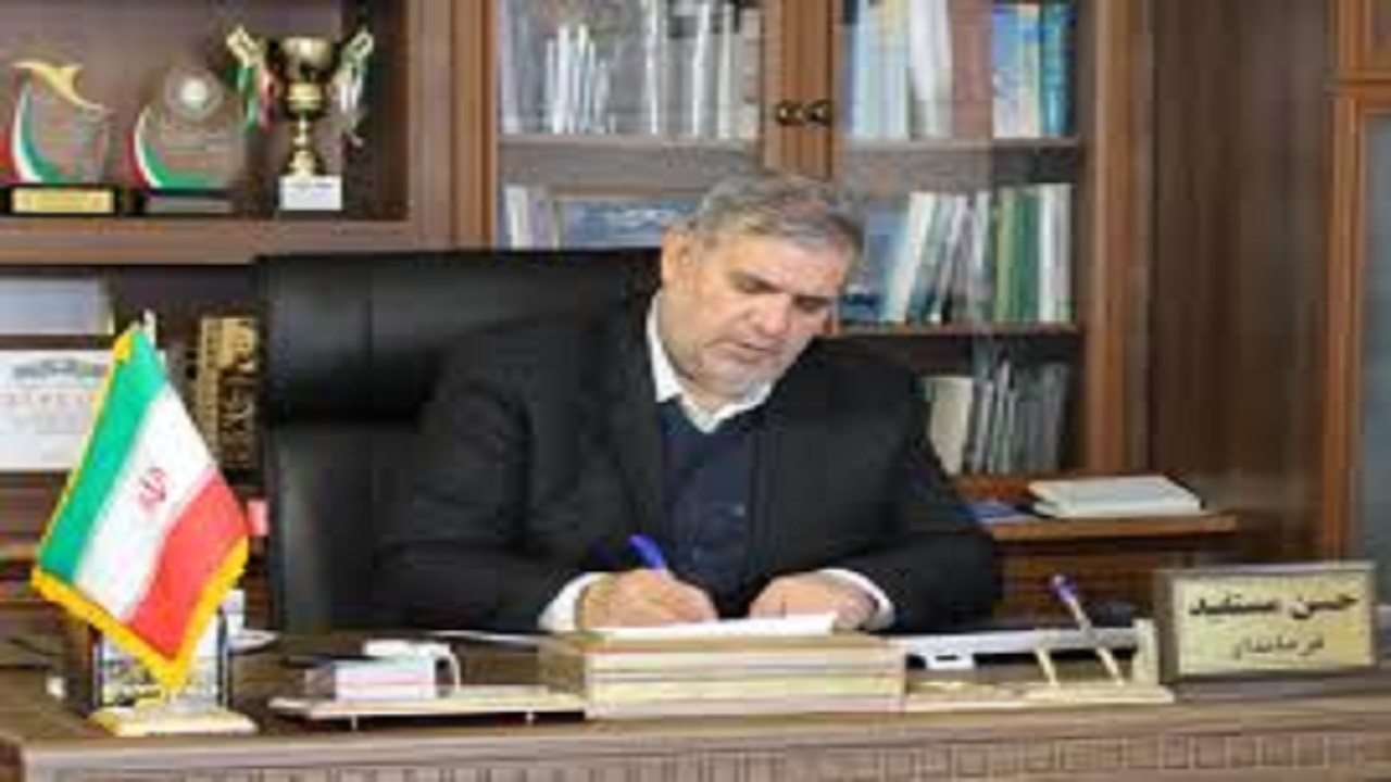 تجلیل فرماندار شهرستان شبستر  از کادر درمانی و عوامل ضد عفونی معابر