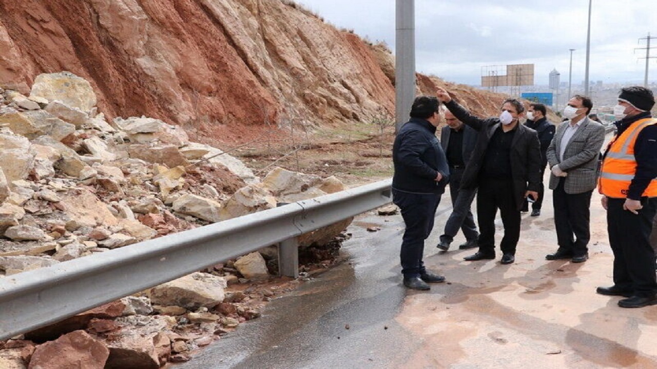 ریزش کوه آسیبی به اتوبان پاسداران وارد نکرد