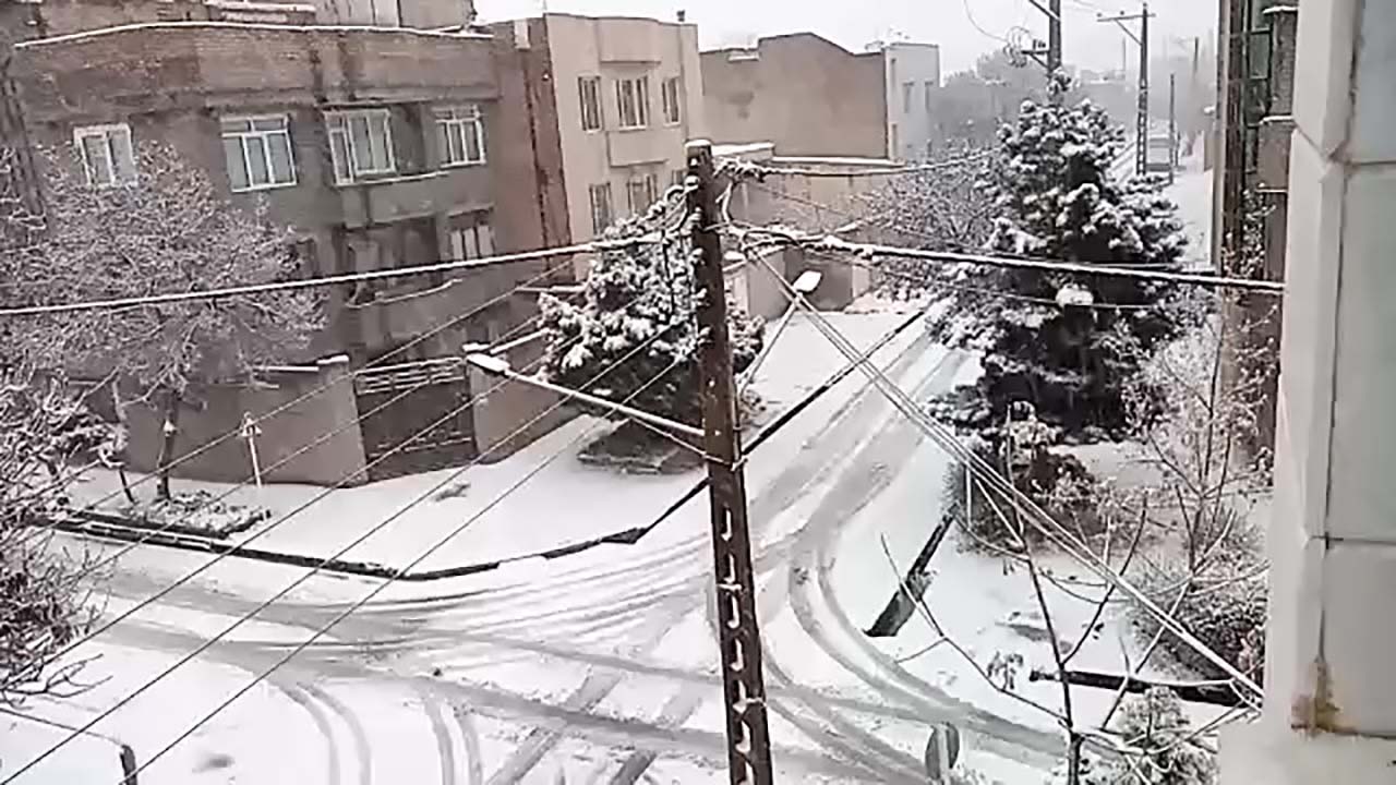 فیلمی از بارش برف در مشهد