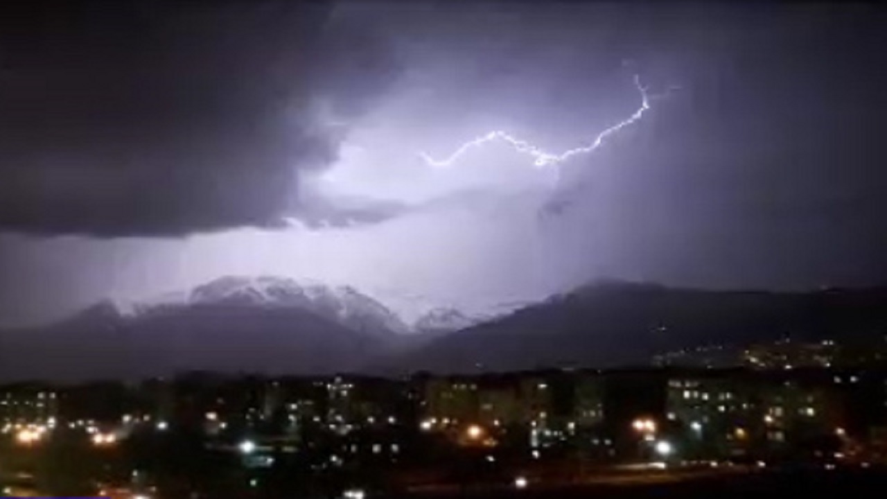 لحظه وقوع رعد و برق در تهران + فیلم