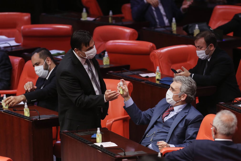 تصاویر روز: از برگزاری آزمون استخدام در زمین فوتبال تا زانو زدن یک شهروند نیویورکی مقابل بیمارستان ا و دعا برای بهبودی بیماران
