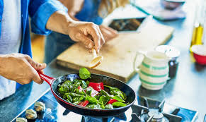 حسنی// ویروس کرونا؛ رعایت چه نکاتی از چاقی پیشگیری می کنند؟