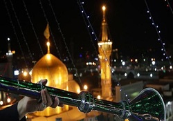 طنین انداز شدن نوای نقاره‌های حرم مطهر رضوی در شب اول ماه رجب + فیلم