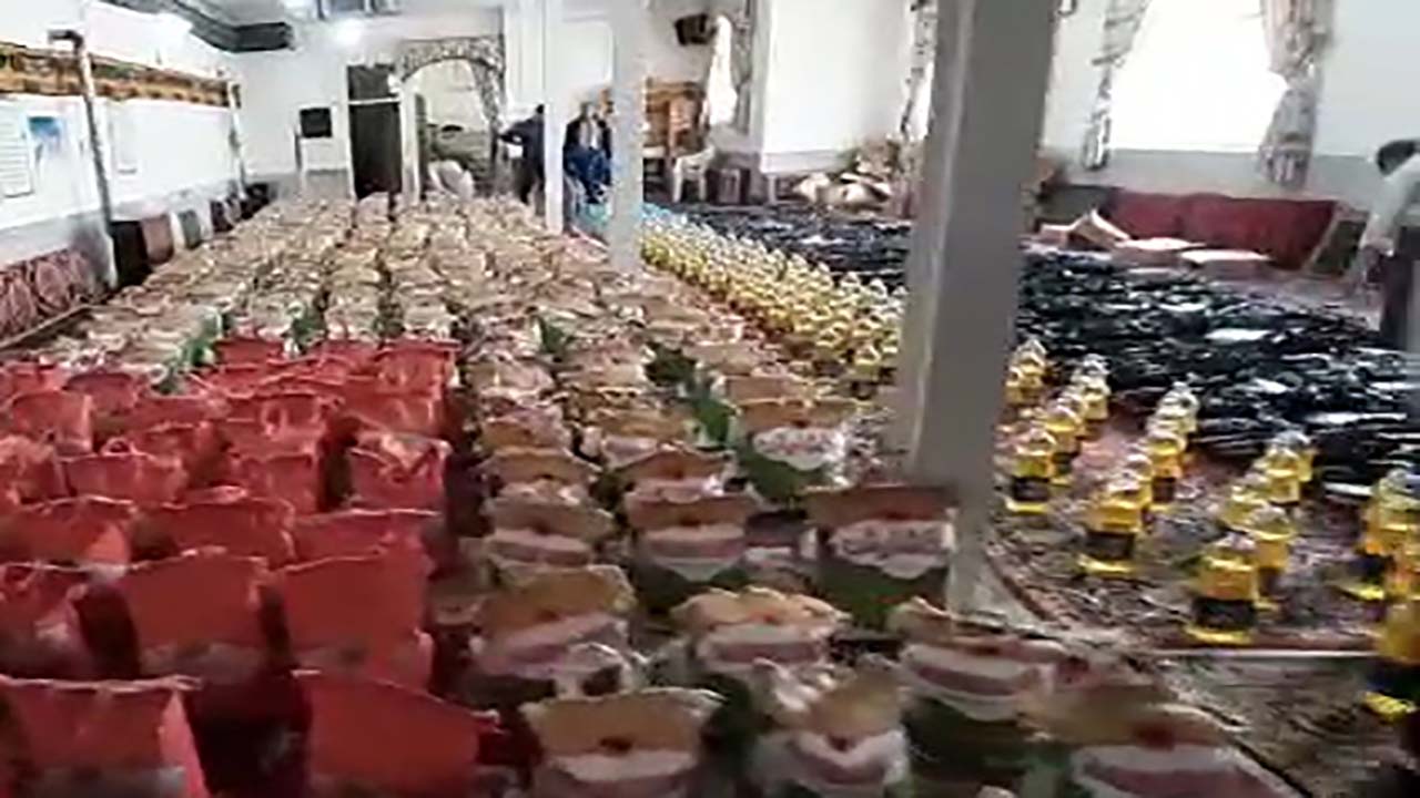 تهیه بسته‌های مواد غذایی برای نیازمندان در تویسرکان + فیلم