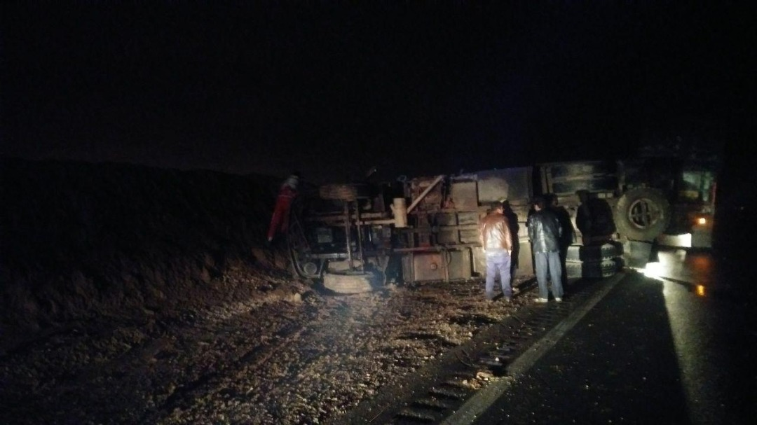 امدادرسانی و رهاسازی یک نفر در حادثه واژگونی کامیون در محور اردکان به نایین