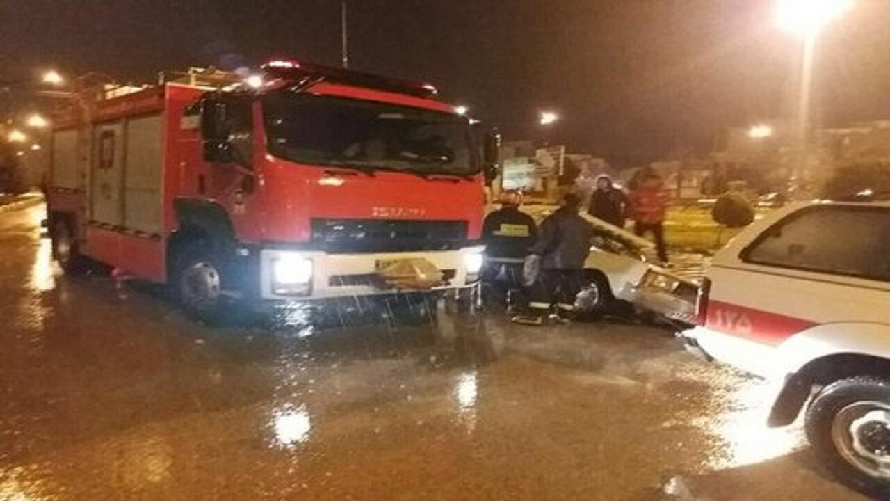 خدمت رسانی ۱۶۵ نفر از نیروهای شهرداری کاشان برای رفع آبگرفتگی