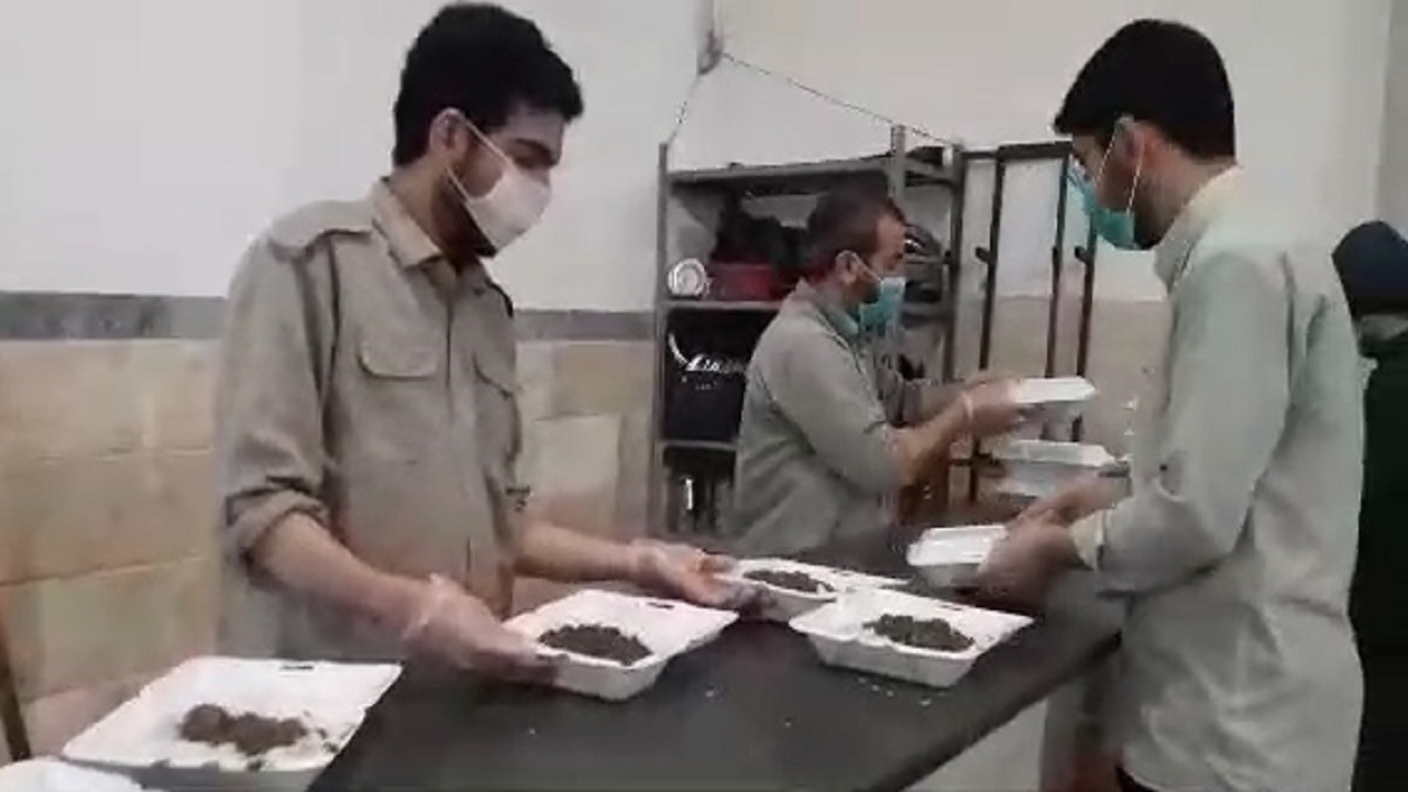 تهیه و توزیع غذای گرم بین نیازمندان و بیماران کرونایی در شهر قائم + فیلم