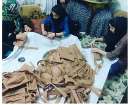 ورزشکاران دفاع شخصی نهاوند روزانه ۳هزارماسک تولید می&zwnj;کنند