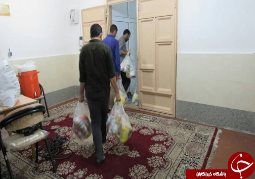۶۵ بسته بهداشتی و غذایی میان خانوادههای نیازمند اهواز توزیع شد ۶۵ بسته بهداشتی و غذایی میان خانوادههای نیازمند اهواز توزیع شد
