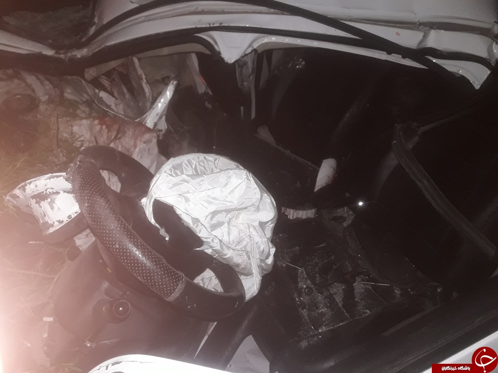 نجات ۲ نفر در حادثه برخورد خودرو به گاردریل