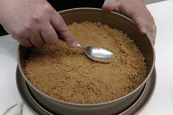 طرز تهیه کیک بستنی گردویی