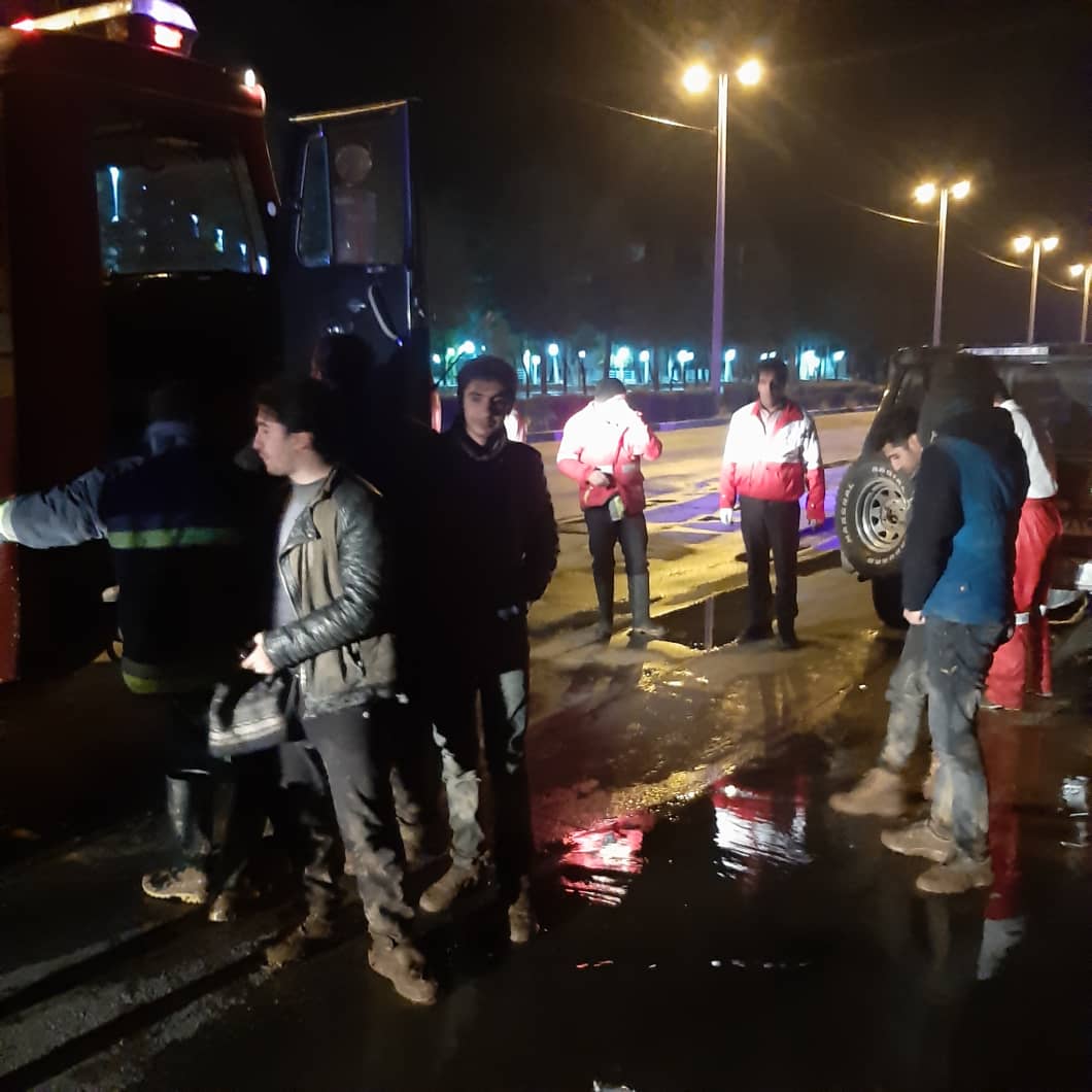 انجام امداد رسانی نیروهای هلال احمر به افراد گرفتار سیل در آباده