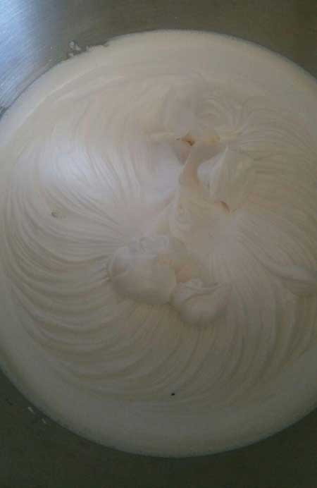طرز تهیه نان خامه&zwnj;ای در منزل