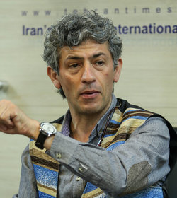 تئاتر آنلاین را به فال نیک می&zwnj;گیرم/در ایام تعطیلی تئاتر هنرمندان نیاز به حمایت دولت دارند