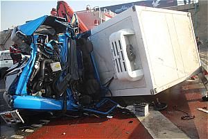 واژگونی نیسان یخچالدار در بزرگراه آزادگان بر اثر سرعت غیرمجاز