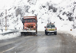 بارش برف و باران در محور‌های مواصلاتی اردبیل/تمام راه‌های استان باز است