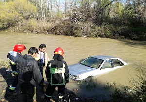 بیرون کشیدن خودرو سواری پژو از رودخانه ای در سنندج