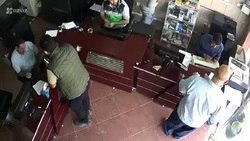 پرت شدن شاگرد راننده کامیون از شیشه جلو پس از انحراف از جاده + فیلم
