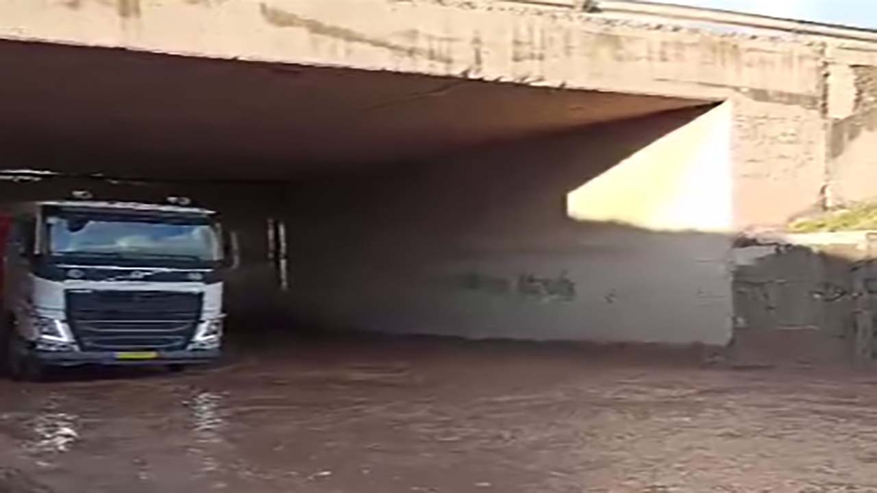از لحظه فرو ریختن یک منزل مسکونی در شهر سلامی تا وضع نامناسب جاده در «ضیاءآباد» + فیلم و تصاویر از لحظه فرو ریختن یک منزل مسکونی در شهر سلامی تا وضع نامناسب جاده در «ضیاءآباد» + فیلم و تصاویر