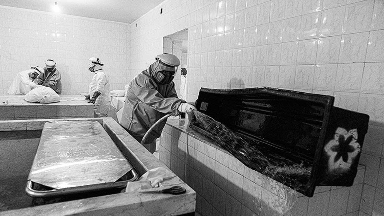 ناگفته‌های عضو شورای شهری که درگذشتگان کرونایی را غسل می‌دهد!