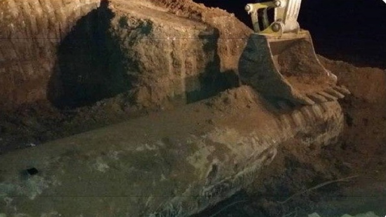 لوله گذاری در سربند خرورد برای مهار سیل اسفرورین