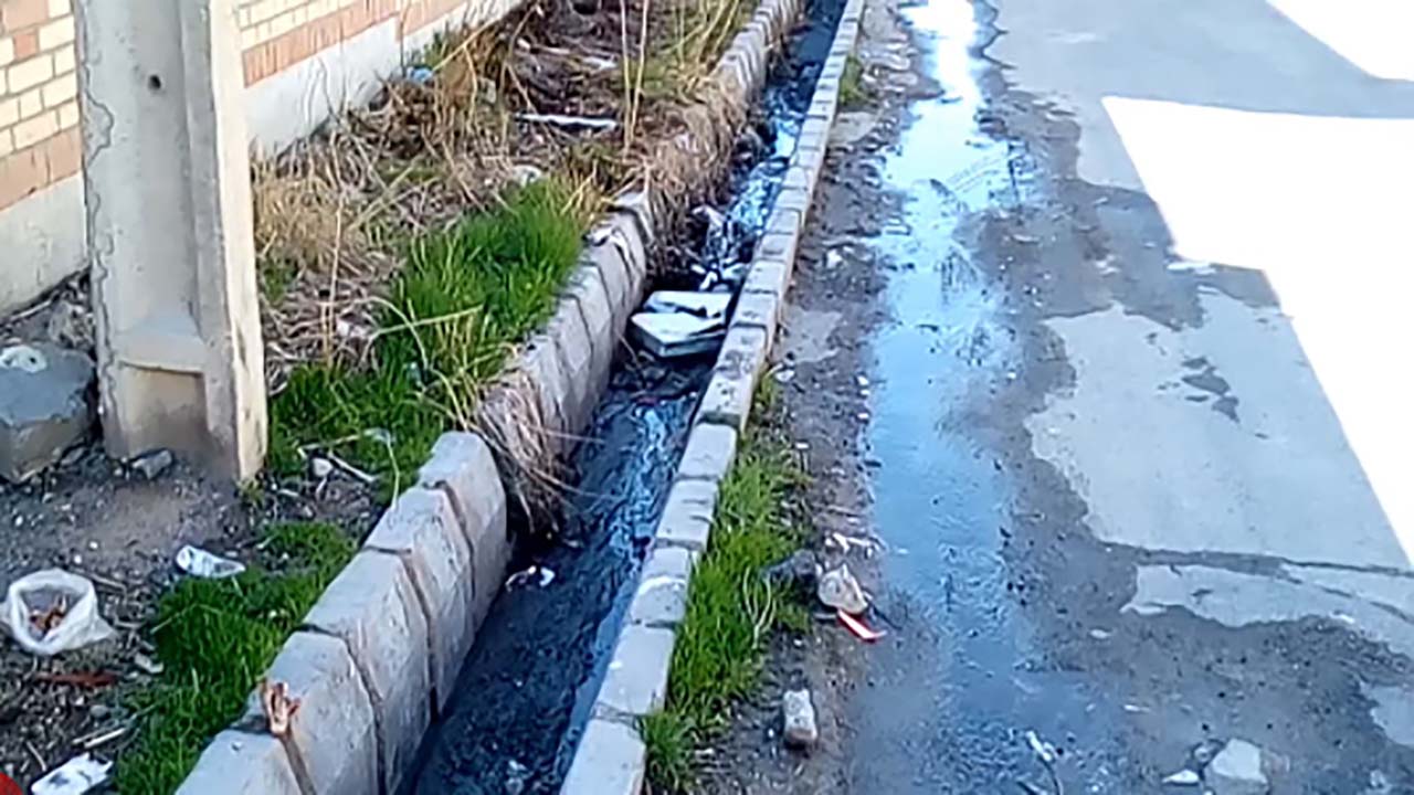 گلایه شهروند هشترودی از وضع نامناسب جوی آب و پیاده‌رو + فیلم