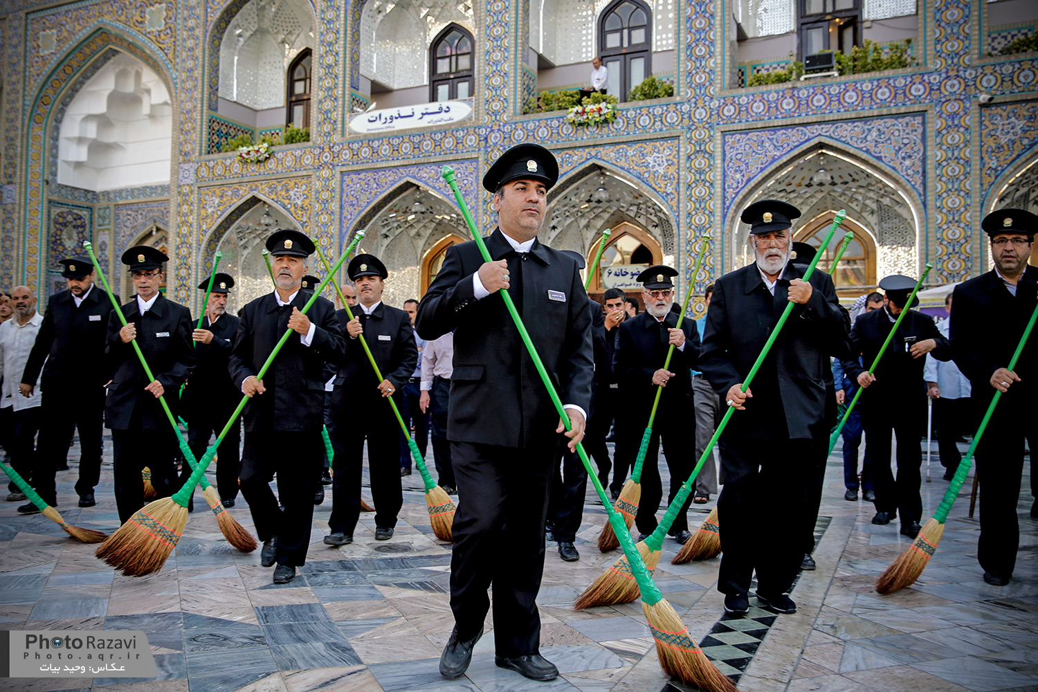 تقدیر از کادر درمانی کشور به سبک خادمان حرم مطهر رضوی