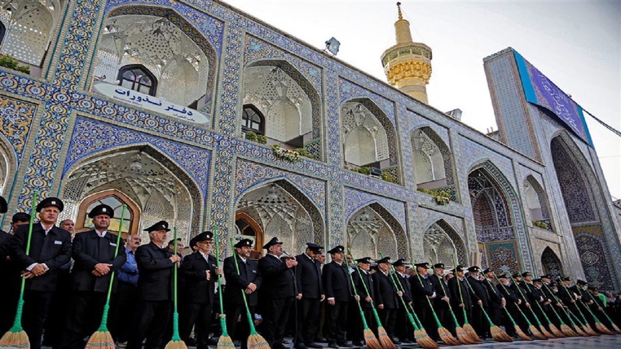 قدردانی متفاوت خادمان حضرت امام رضا (ع) از کادر درمانی ایران/ جاروکشی حرم مطهر رضوی به نیت مدافعان سلامت