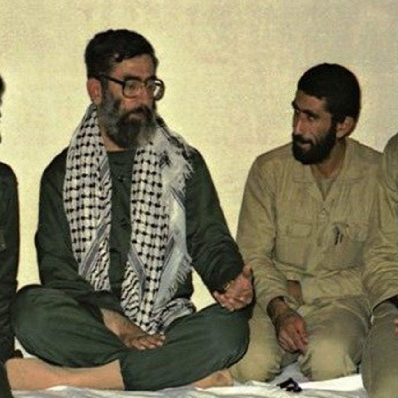 تصوير ويژه از رهبرمعظم انقلاب و سردار قاآنی در دوران دفاع مقدس تصوير ويژه از رهبرمعظم انقلاب و سردار قاآنی در دوران دفاع مقدس