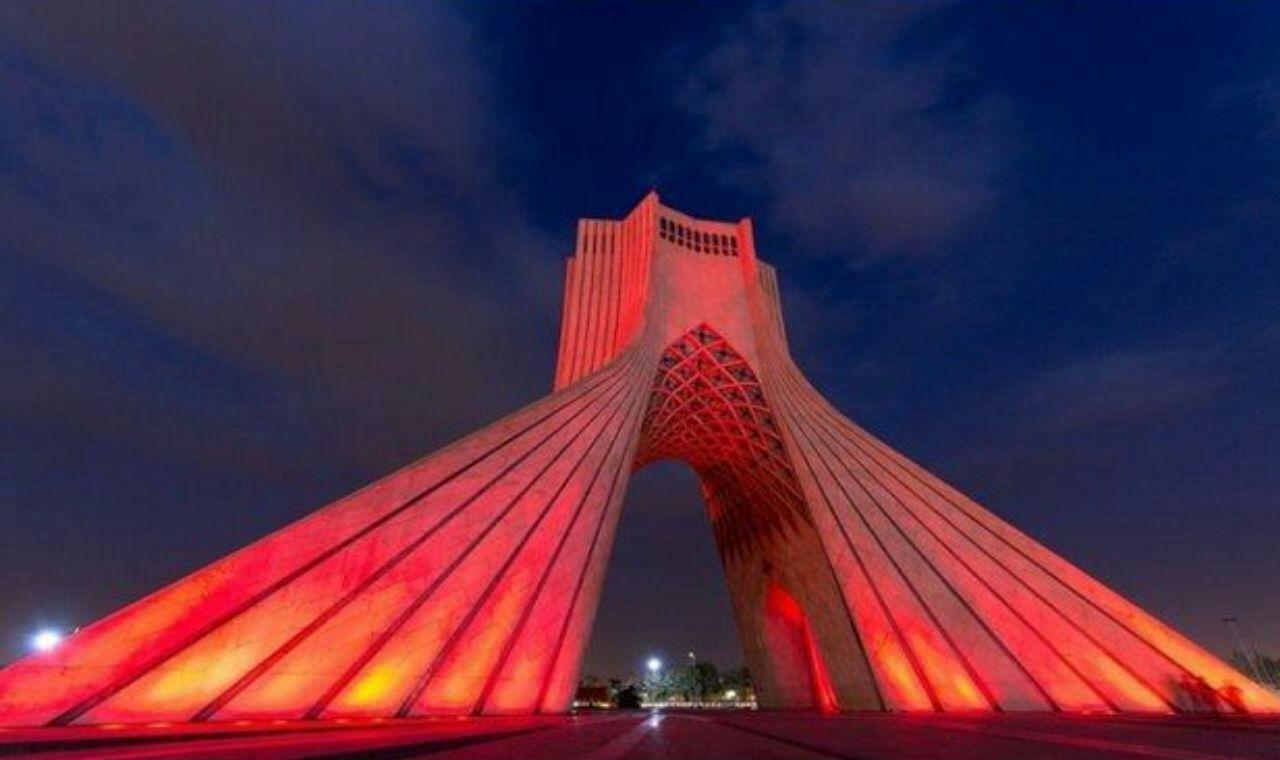 برج آزادی قرمز می‌شود