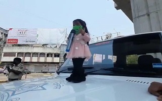 کوچکترین بانوی جهان از هموطنانش خواست تا در خانه بمانند