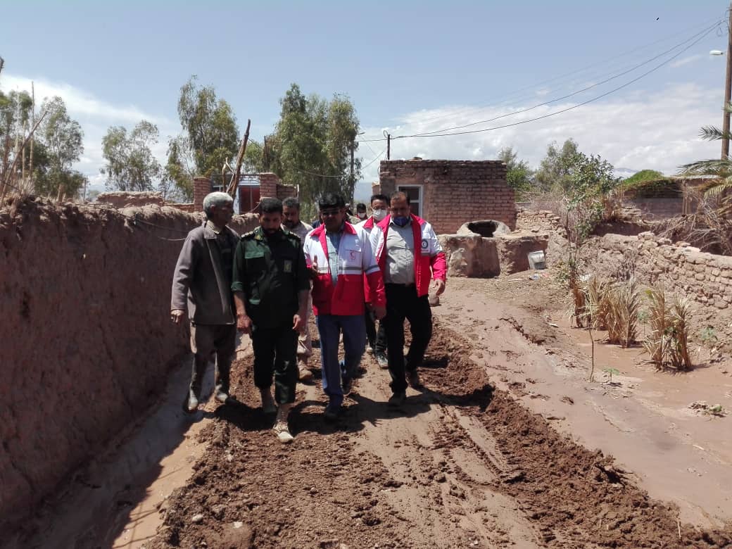 توزیع اقلام غذایی به سیل زدگان در روستای شهداد