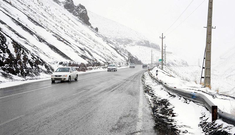 بارش پراکنده برف در جاده های همدان
