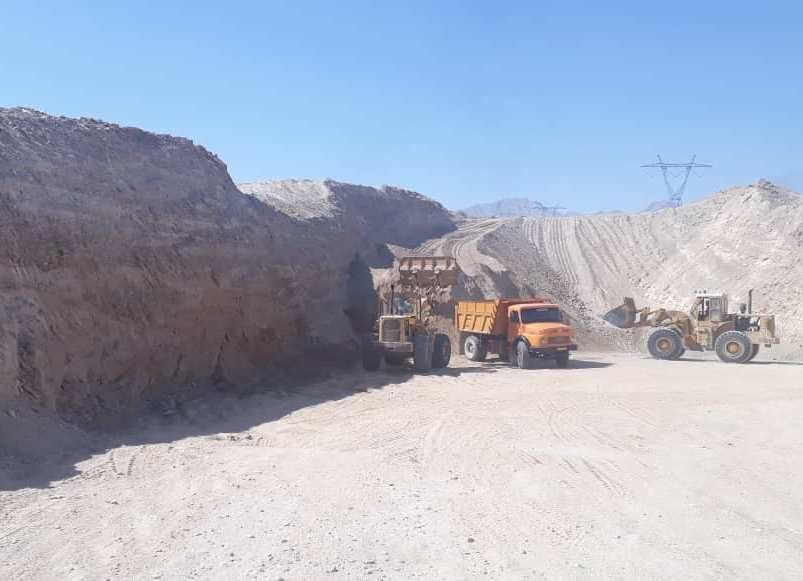 ۳ خودرو هنگام خاکبرداری غیرمجاز در جهرم توقیف شدند