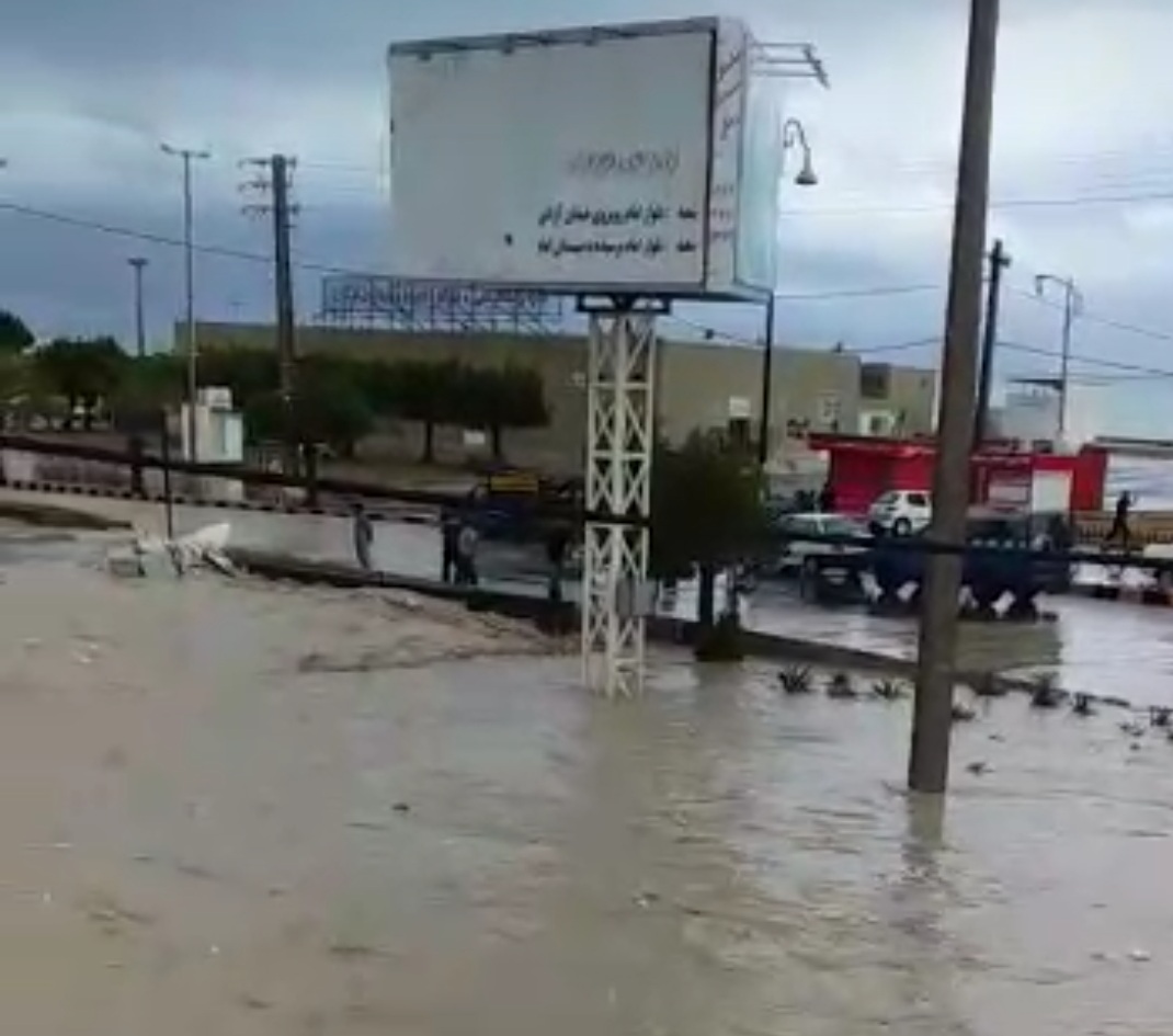 بارش بیش از ۱۲۰ میلیمتر باران در کنگان/ طغیان رودخانه و آبگرفتگی معابر در کنگان و دیر