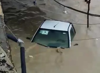 بارش بیش از ۱۲۰ میلیمتر باران در کنگان/ طغیان رودخانه و آبگرفتگی معابر در کنگان و دیر