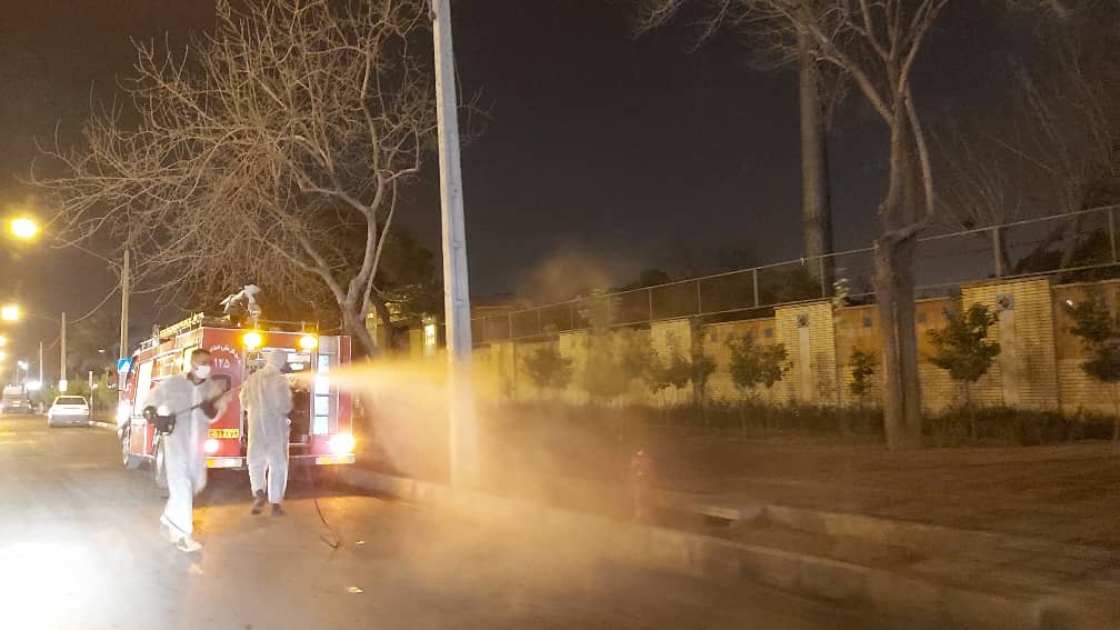 خودروهای آتش‌نشانی در مبادی ورودی شهر مستقر هستند