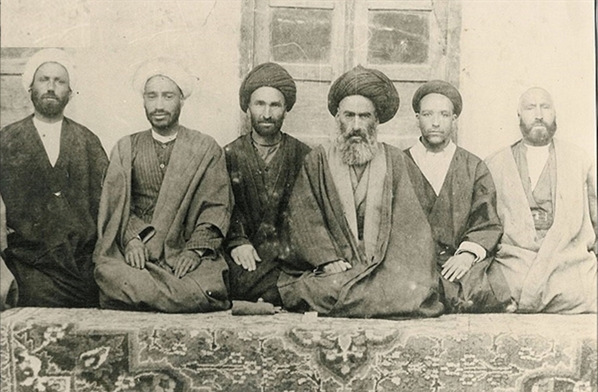 دو کتاب «سیاحت غرب» و «سیاحت شرق» را بخوانید