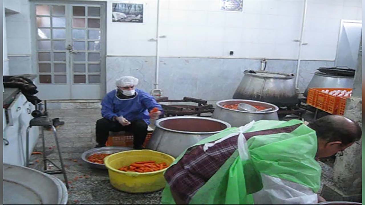 تهیه آب هویج برای بیماران کرونایی در کاشان + فیلم