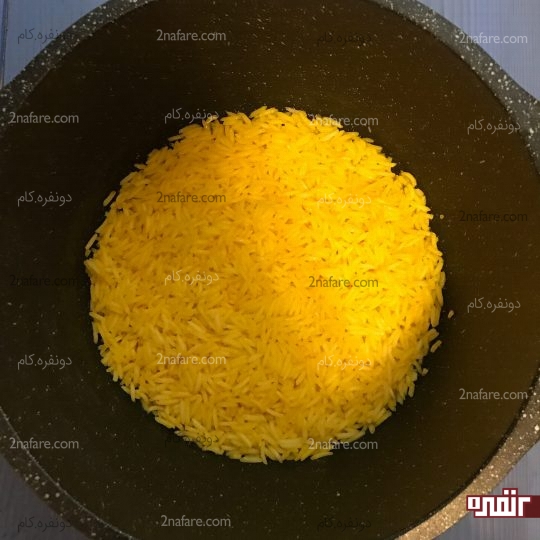 عدس پلو لایه&zwnj;ای با گوشت و رب گوجه مرحله به مرحله + طرز تهیه