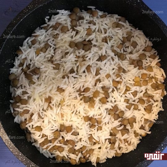 عدس پلو لایه&zwnj;ای با گوشت و رب گوجه مرحله به مرحله + طرز تهیه