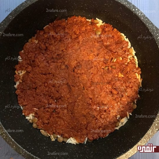 عدس پلو لایه&zwnj;ای با گوشت و رب گوجه مرحله به مرحله + طرز تهیه