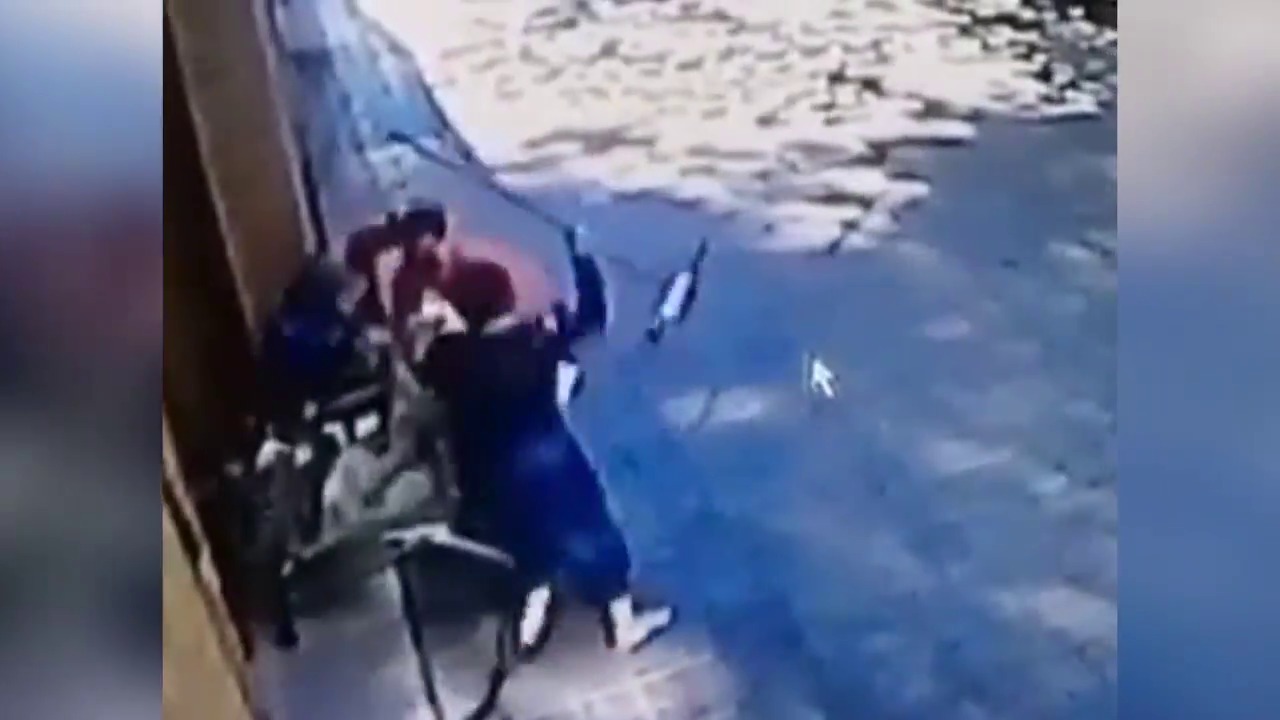 لحظه حمله ور شدن سارق به شناگر برزیلی