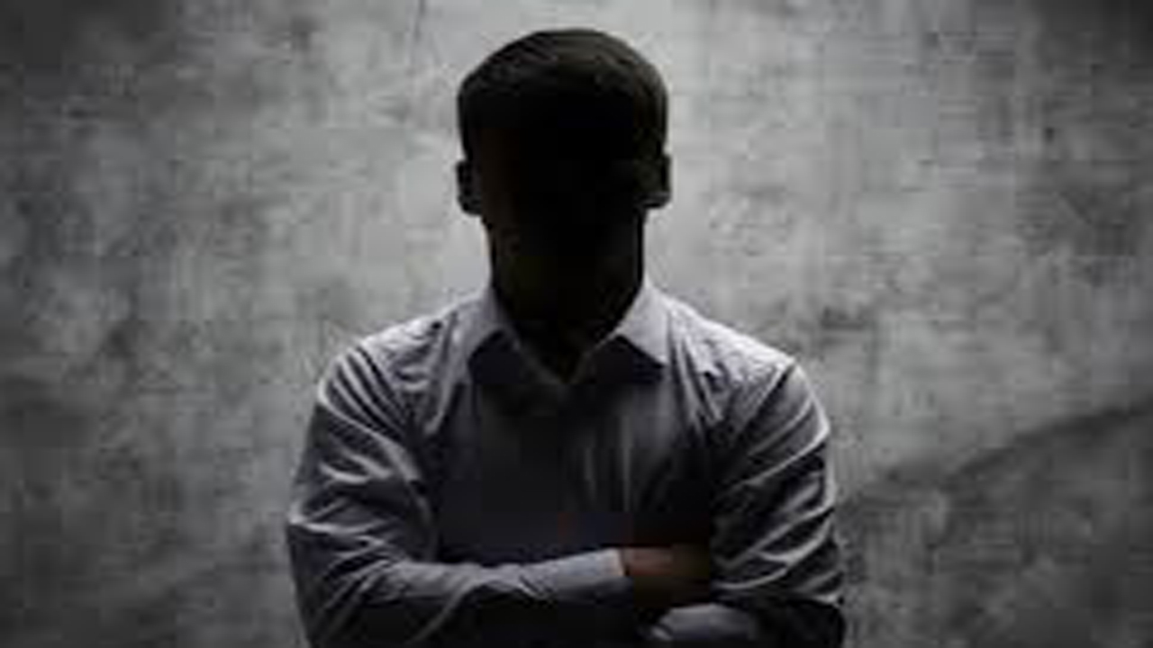 مردی که ۸ سال لب به آب نزده است! + عکس