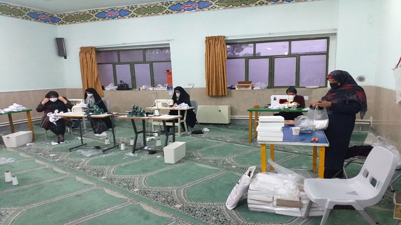 رزمایش مومنانه مدرسه شهید متولی نوش آباد با راه اندازی کارگاه دوخت ماسک