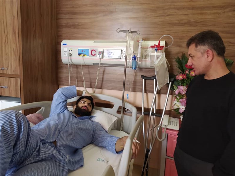 عیادت سرمربی تیم ملی کشتی آزاد از شاگردش/ محمدی: جراحی بهترین تصمیم برای کریمی بود