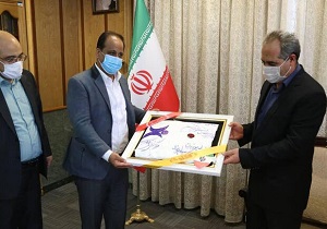 قدردانی از استاندار قم با اهدای لباس خدمت