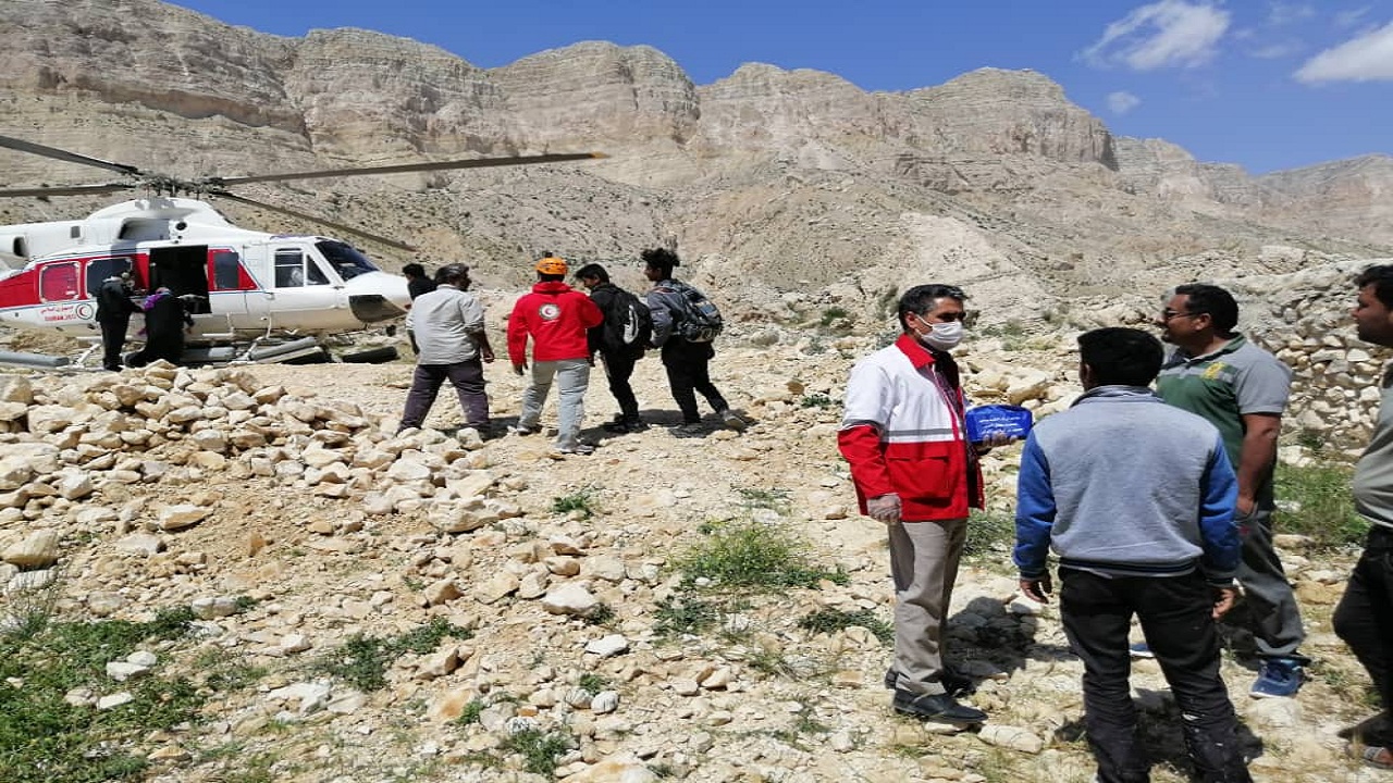 افراد محاصره شده در سیل کنگان با دو بالگرد نجات یافتند
